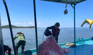 Cháy tàu bán xăng dầu ở Móng Cái, 3 người bị thương