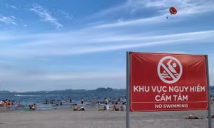 Bé trai 8 tuổi mất tích khi tắm biển ở khu vực cấm tại Hạ Long