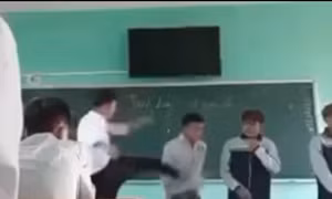 Giáo viên Khúc Xuân Hòa đá vào một học sinh. Hình ảnh cắt từ clip trên mạng
