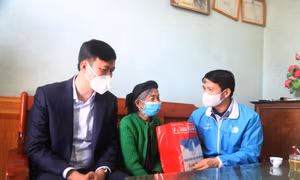 Anh Nguyễn Ngọc Lương, Bí thư BCH Trung ương Đoàn, Chủ tịch Hội LHTN Việt Nam (bên phải) thăm và tặng quà gia đình liệt sỹ ở huyện Sơn Động