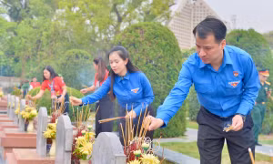 Hành trình “Điện Biên Phủ - Khát vọng non sông”: Dâng hương tưởng niệm Anh hùng liệt sĩ