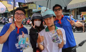 Đội hình Tiếp sức mùa thi TP.HCM: Dù nắng mưa hay quên Atlat, Tiếp sức "cân tất"