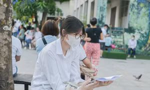 Sĩ tử 2K8 thi vào lớp 10 trường THPT chuyên Ngoại ngữ Hà Nội nhận xét gì về đề thi?