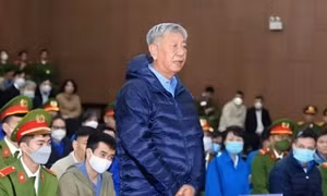Bị cáo nhiều lần từ chối nhận tiền của Việt Á phải nhận quyết định khởi tố vào ngày nghỉ hưu