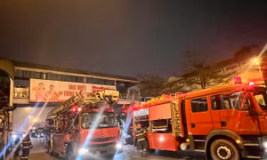 'Giải cứu' người đàn ông có biểu hiện bất thường nằm trên nóc cầu vượt cho người đi bộ 