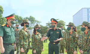Trung tướng Đỗ Văn Thiện, Chính ủy Tổng cục Hậu cần động viên, căn dặn các nữ học viên trước khi ra sân bay vào Nam chống dịch. Ảnh: Nguyễn Minh