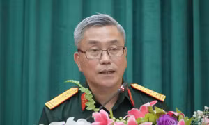 Lãnh đạo Trung tâm hành động bom mìn Quốc gia Việt Nam thông tin về kết quả thực hiện chương trình khắc phục hậu quả bom mìn sau chiến tranh. Ảnh: Nguyễn Minh