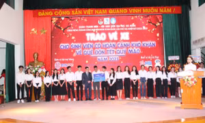 Đà Nẵng trao vé tàu xe cho sinh viên có hoàn cảnh khó khăn về quê đón Tết 