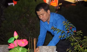 Bí thư T.Ư Đoàn dâng hương tri ân các anh hùng liệt sĩ tại Quảng Ngãi 