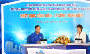 Anh Nguyễn Anh Tuấn, Ủy viên T.Ư Đảng, Bí thư thứ nhất T.Ư Đoàn trò chuyện với đoàn viên, thanh niên tại buổi đối thoại. Ảnh: Minh Đức