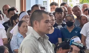 Bị cáo Lăng Văn Hiếu ra tòa lĩnh án.