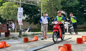 Đoàn viên thanh niên tuyên truyền luật giao thông và hướng dẫn lái xe an toàn