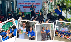 Thanh niên tình nguyện hăng hái ra quân tuyên truyền phân loại rác thải tại nguồn