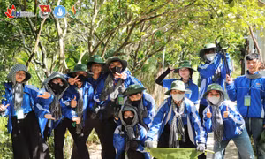 Thanh thiếu niên tình nguyện tham gia dọn rác, trồng cây phủ xanh địa phương