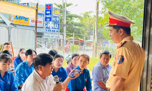 Đoàn viên thanh niên tích cực tham gia tuyên truyền luật An toàn giao thông