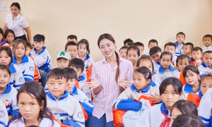 Hoa hậu Lương Thùy Linh mang dự án "Vẽ Tương Lai" về quê hương Cao Bằng