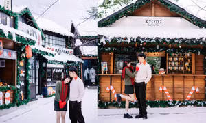 Giới trẻ rủ nhau "lên đồ" đến thị trấn nhỏ ngập tuyết ở Đà Lạt làm "cô bé mùa Đông"