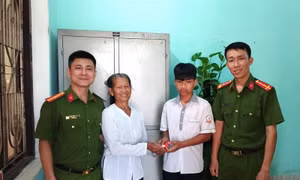 Bà Loan nhận lại tài sản mình đánh rơi