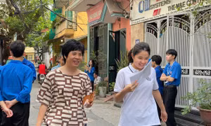 Ngày đầu tiên thi tốt nghiệp THPT 2025: Phụ huynh thức trắng đêm, nấu xôi đỗ tiếp sức sĩ tử