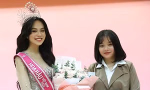 Em gái Hoa hậu Thanh Thủy: "Sợ chị bận thi, mình không dám nhắn tin, dồn nỗi nhớ vào tranh"