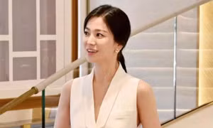 Giới stylist hé lộ bí quyết "hack dáng" của Song Hye Kyo: Chọn trang phục có cổ áo chữ V
