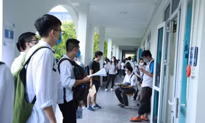 Nhiều trường THPT chuyên ở Hà Nội hoãn lịch thi vào 10: Teen và phụ huynh lo lắng chờ đợi