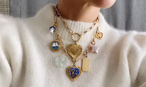 Vòng cổ đính charm, choker ngọc trai chiếm lĩnh bản đồ xu hướng phụ kiện