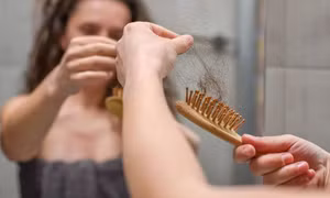 Cứ đổ tại dầu gội nhưng đây mới là nguyên do gây rụng tóc phổ biến mà ít ai để ý