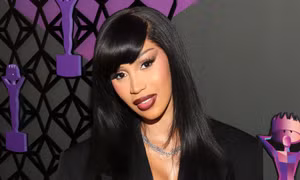 Sự nghiệp âm nhạc tuột dốc, Cardi B giờ lấy gì để "soán ngôi" Nicki Minaj?