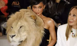 PETA "giải cứu" Kylie Jenner giữa tranh cãi vụ đeo đầu sư tử trong show thời trang
