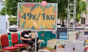 Độc lạ hội sách bán theo cân: Chỉ 49K một kí, team sưu tầm sách cũ tha hồ gói mang về