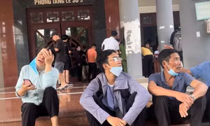 Mẹ nam sinh khóc ngất nói về cuộc gọi cuối cùng của con trai