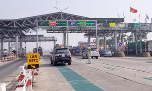 Hầu hết các trạm thu phí trên cả nước đã có làn thu phí tự động không dừng. Ảnh: Phạm Thanh 