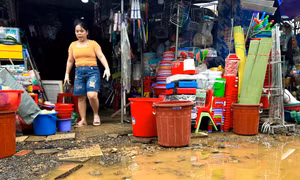 Tiểu thương Đà Nẵng đóng cửa dọn bùn sau trận mưa lũ trái mùa
