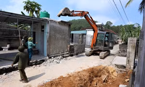 Người dân dỡ nhà, hiến đất mở đường để xây dựng nông thôn mới
