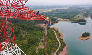 Công nhân cheo leo 'ôm trụ', đẩy tiến độ dự án đường dây 500kV mạch 3 qua Hà Tĩnh
