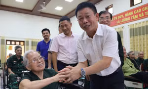 Báo Tiền Phong và nhà tài trợ trao hàng trăm suất quà đến cựu TNXP và thương, bệnh binh ở Nghệ An