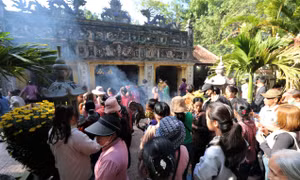Hàng vạn du khách đến ngôi đền thiêng nơi cửa biển Hà Tĩnh dịp đầu năm