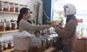Khách đến tiệm đều giữ thói quen mang theo chai, lọ đã qua sử dụng đến để đựng các sản phẩm mang về 