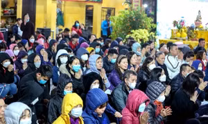 Trẩy hội đầu năm: Nặng cầu cúng, nhạt du xuân 