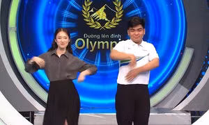 MC Khánh Vy nhảy vũ điệu "thì ra, mùa Xuân, hoa nở là vì em" cùng thí sinh Olympia