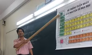 Thầy giáo dạy Hóa với bảng tuần hoàn "siêu to khổng lồ", nhìn phụ kiện đi kèm mới choáng!