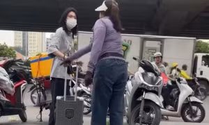 Người bán trà đá đuổi cô gái đứng ở vỉa hè bến xe Mỹ Đình: Công an vào cuộc xác minh