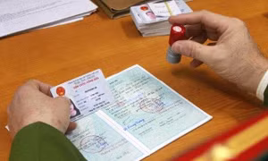 Từ 1/7 sẽ bỏ sổ hộ khẩu: CMND 9 số còn dùng được không, có bắt buộc làm CCCD gắn chip mới?