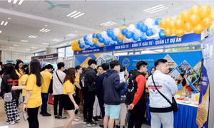 Sinh viên Đại học Kinh tế Quốc dân hào hứng chào đón Tuần lễ nghề nghiệp và việc làm
