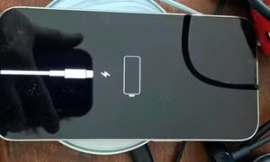 iPhone "lặn" dưới đáy hồ một năm trước trở về với chủ nhân, vẫn hoạt động tốt