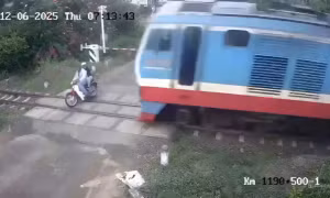 Camera ghi cảnh 2 vợ chồng vượt gác chắn tàu hỏa dẫn đến tai nạn thương tâm