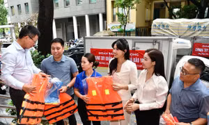 Các nhà hảo tâm cùng báo Tiền Phong chung sức hỗ trợ đồng bào vùng lũ miền Bắc