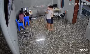 Khoảnh khắc nam sinh Hà Nội bật khóc, ôm bố sau khi xem điểm thi vào lớp 10