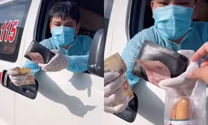 Clip "mua bánh mì" khiến cộng đồng mạng cảm động bởi tình người trong mùa dịch